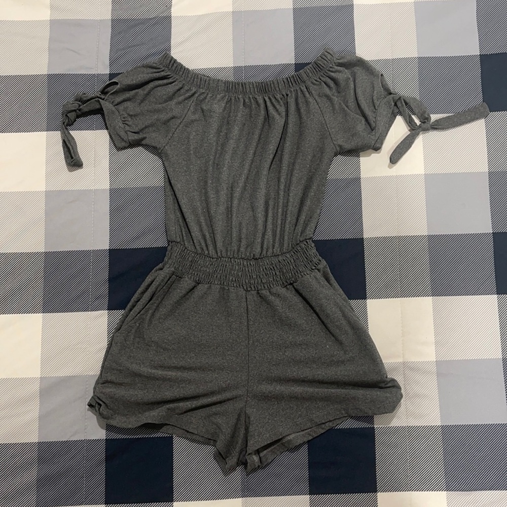 A gray romper perfect for the summer :)